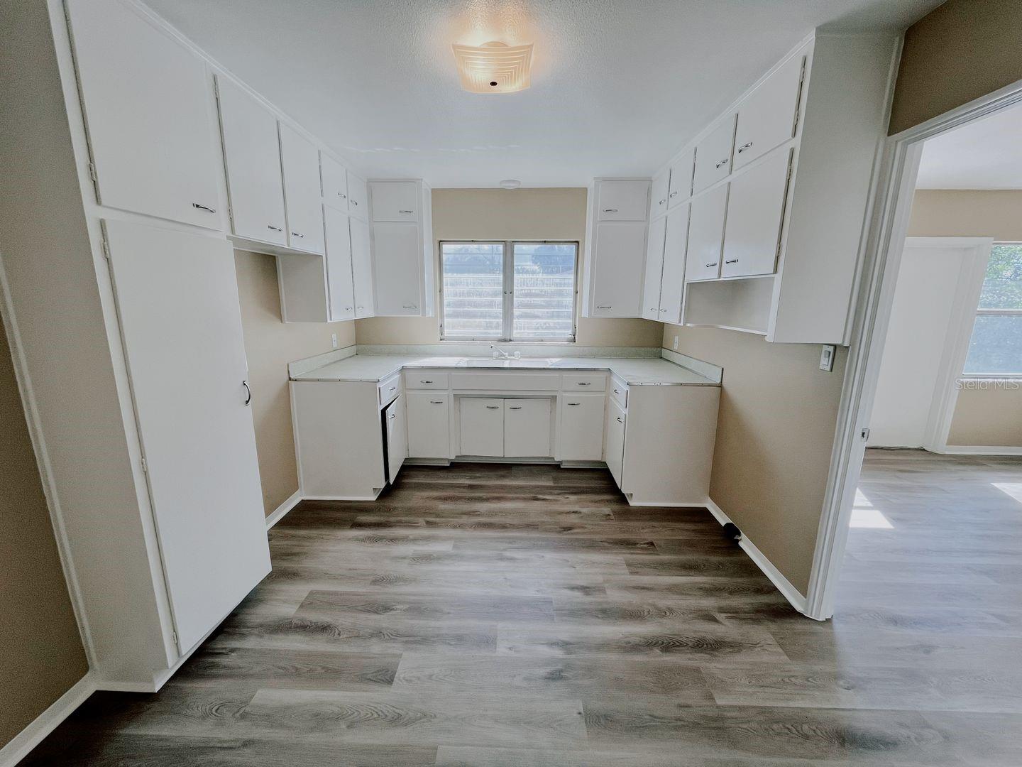 Image 7 of 18 For 318 Carey Place