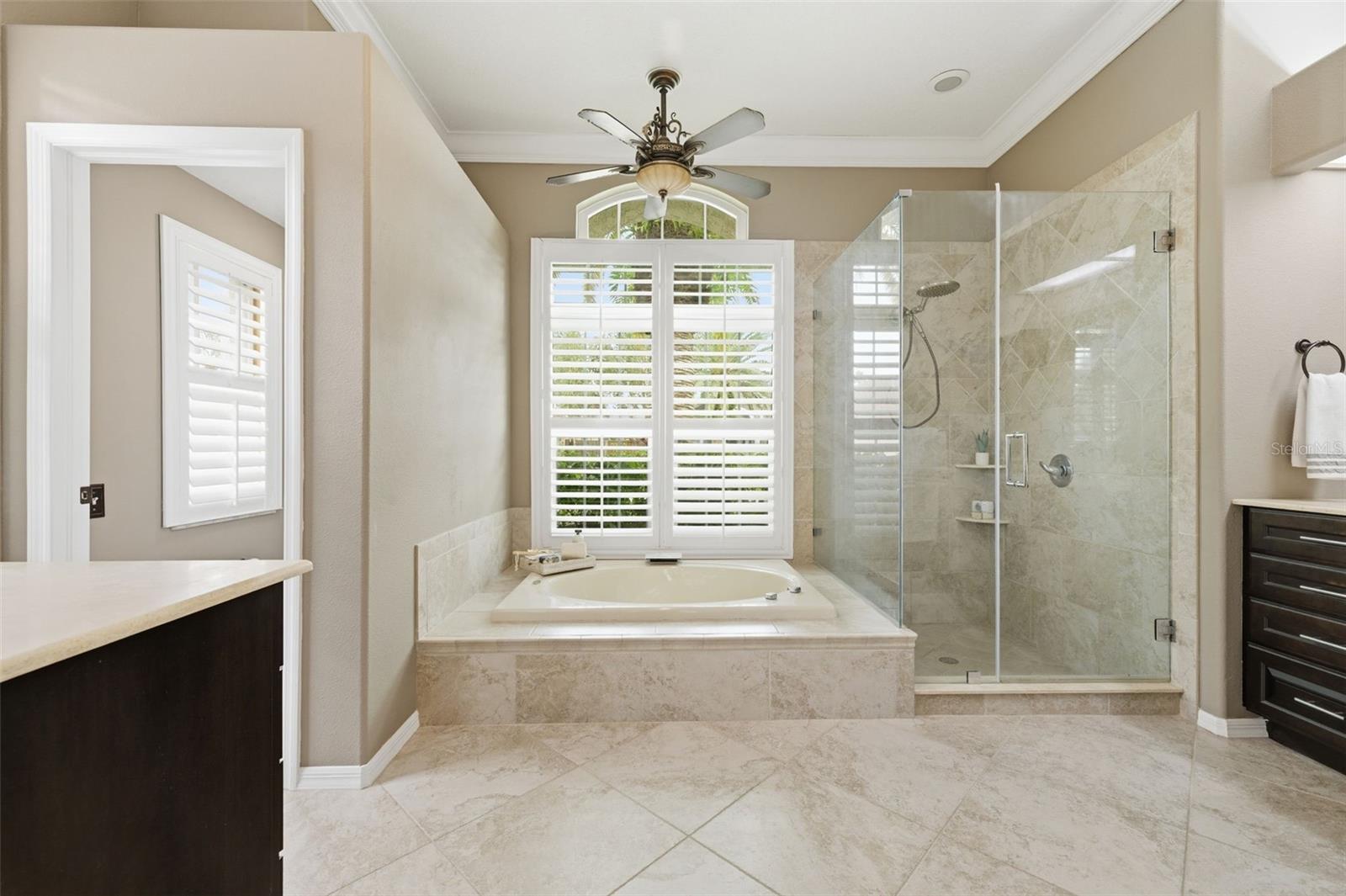 Listing photo id 1 for 11909 Middlebury Drive