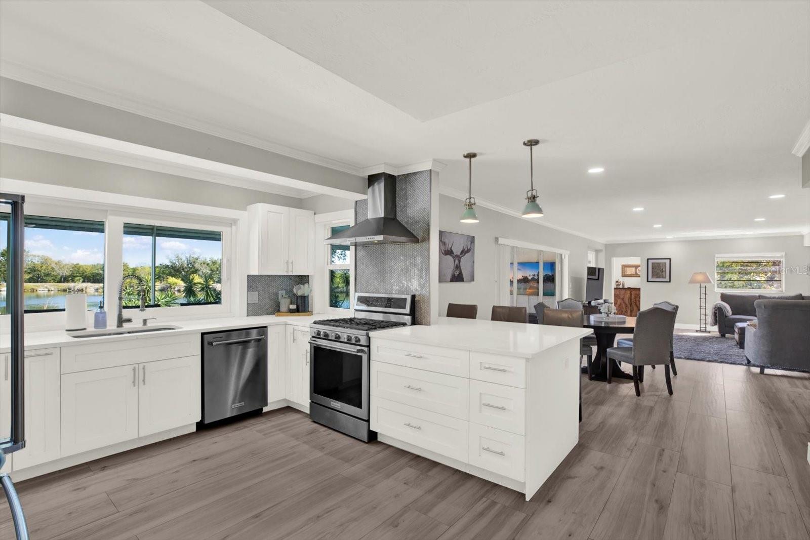 Listing photo id 10 for 1461 74th Circle Ne