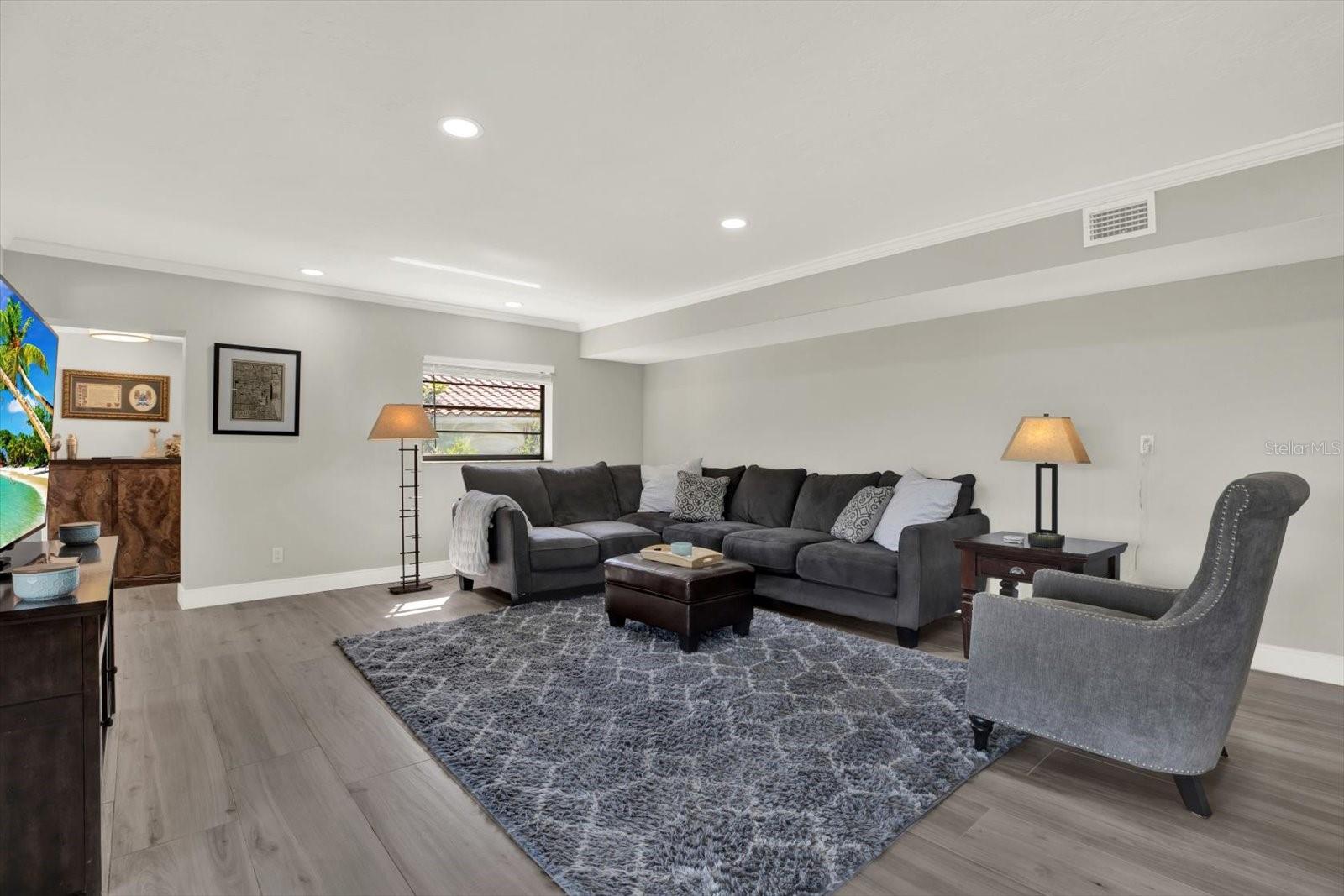 Listing photo id 17 for 1461 74th Circle Ne