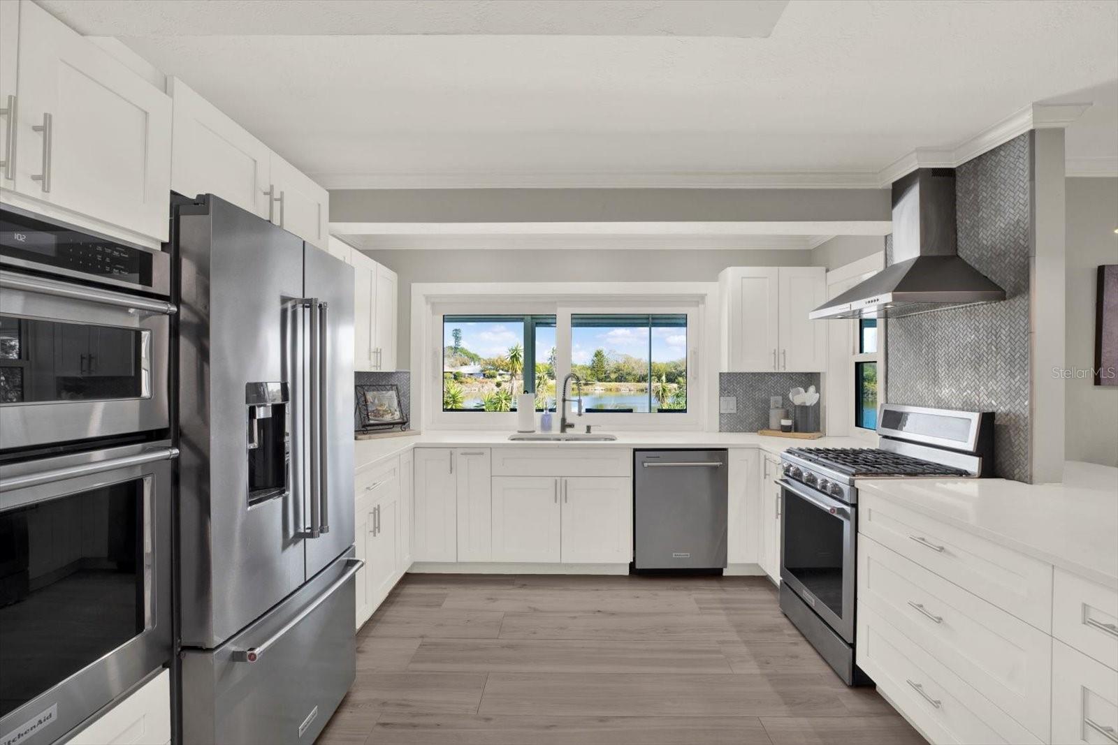 Listing photo id 3 for 1461 74th Circle Ne