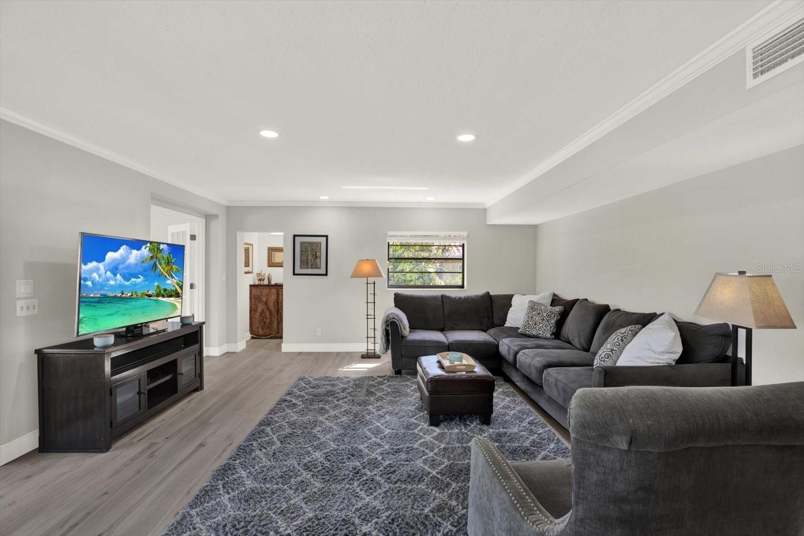 Listing photo id 4 for 1461 74th Circle Ne