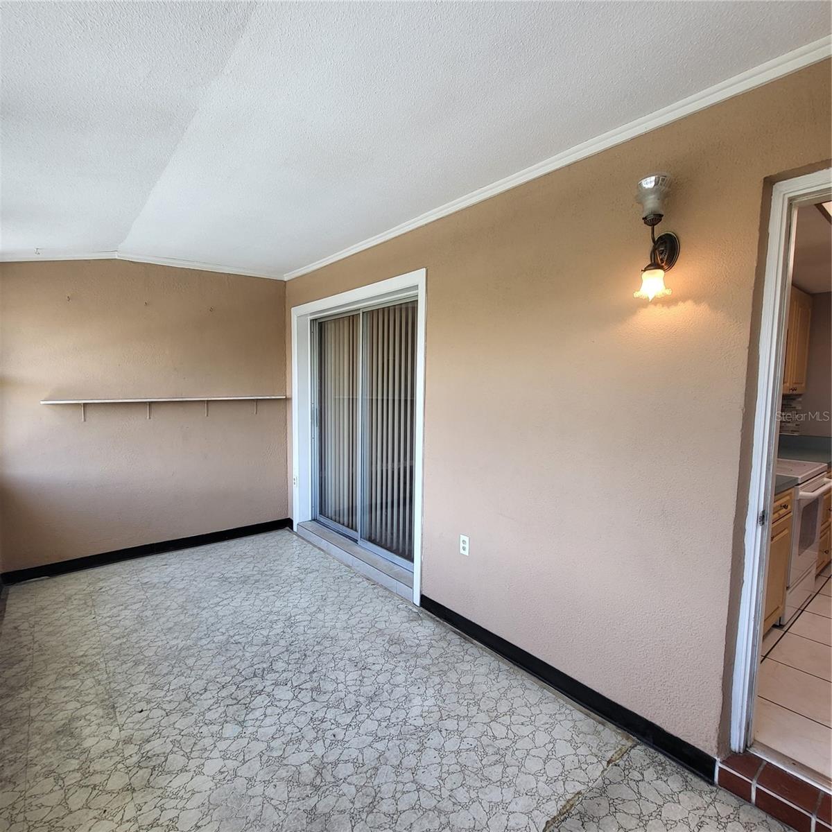 Image 7 of 14 For 911 Washington Avenue 306