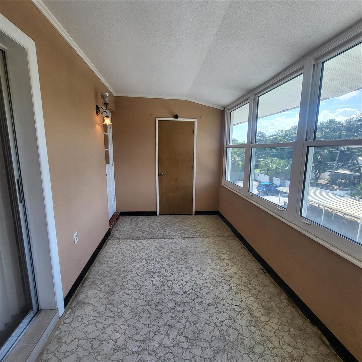 Image 8 of 14 For 911 Washington Avenue 306