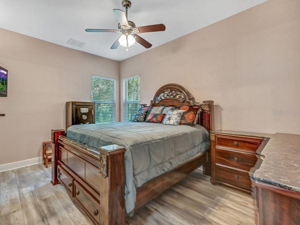 Image 37 of 72 For 8711 Crescent Forest Boulevard