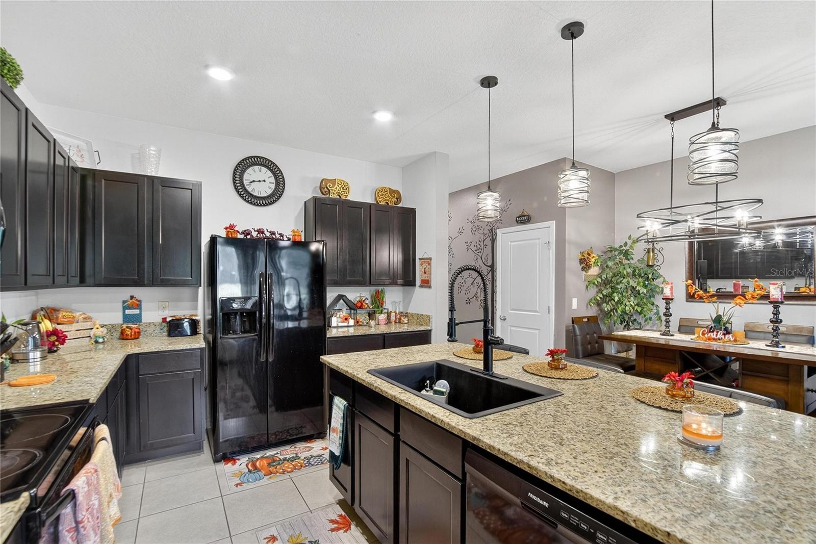 Listing photo id 4 for 8647 Falling Blue Place