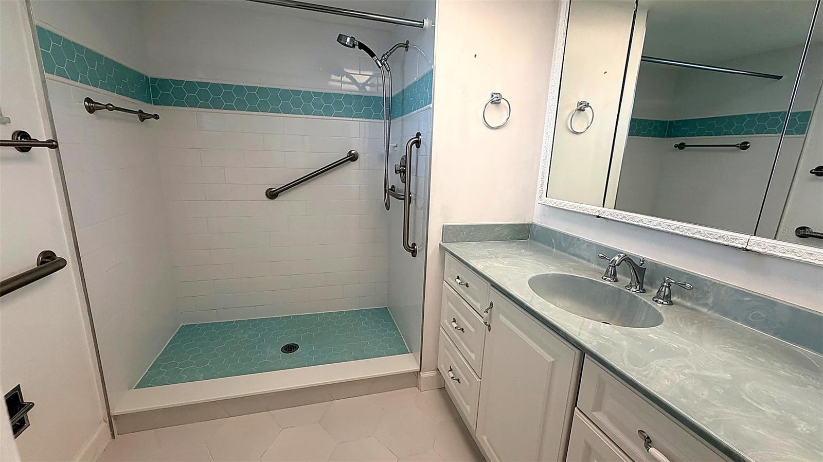 Image 11 of 32 For 5130 Brittany Drive S 807