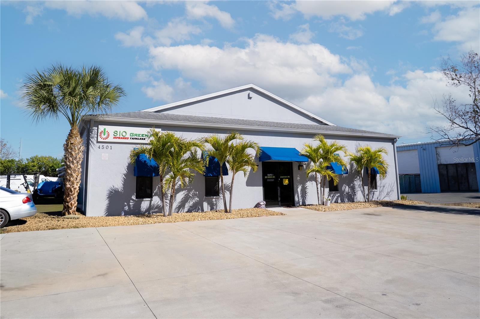 Listing photo id 0 for 4501 107 Circle N