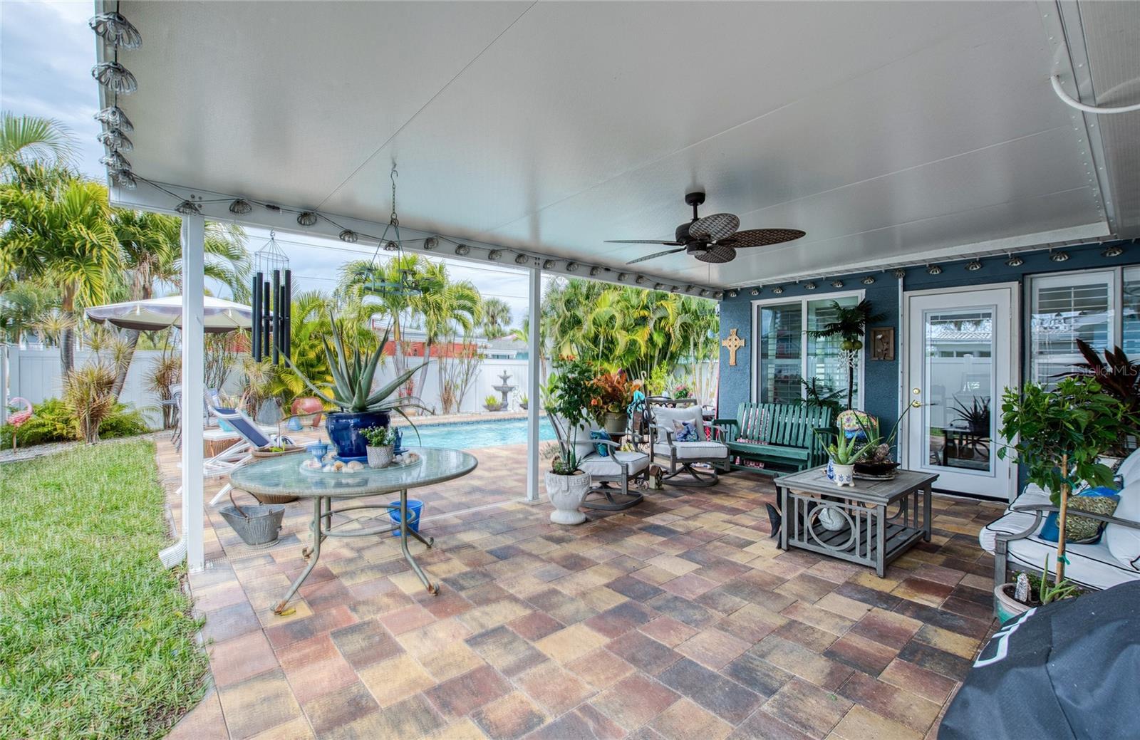 Listing photo id 10 for 621 77th Avenue