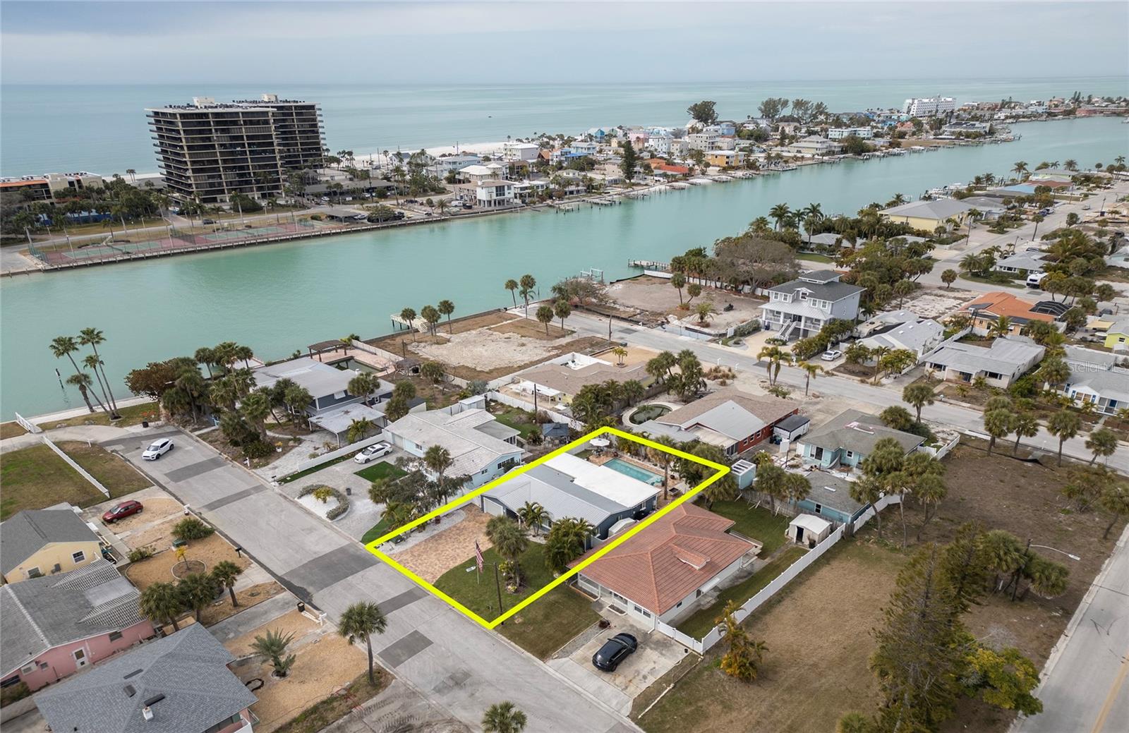 Listing photo id 17 for 621 77th Avenue