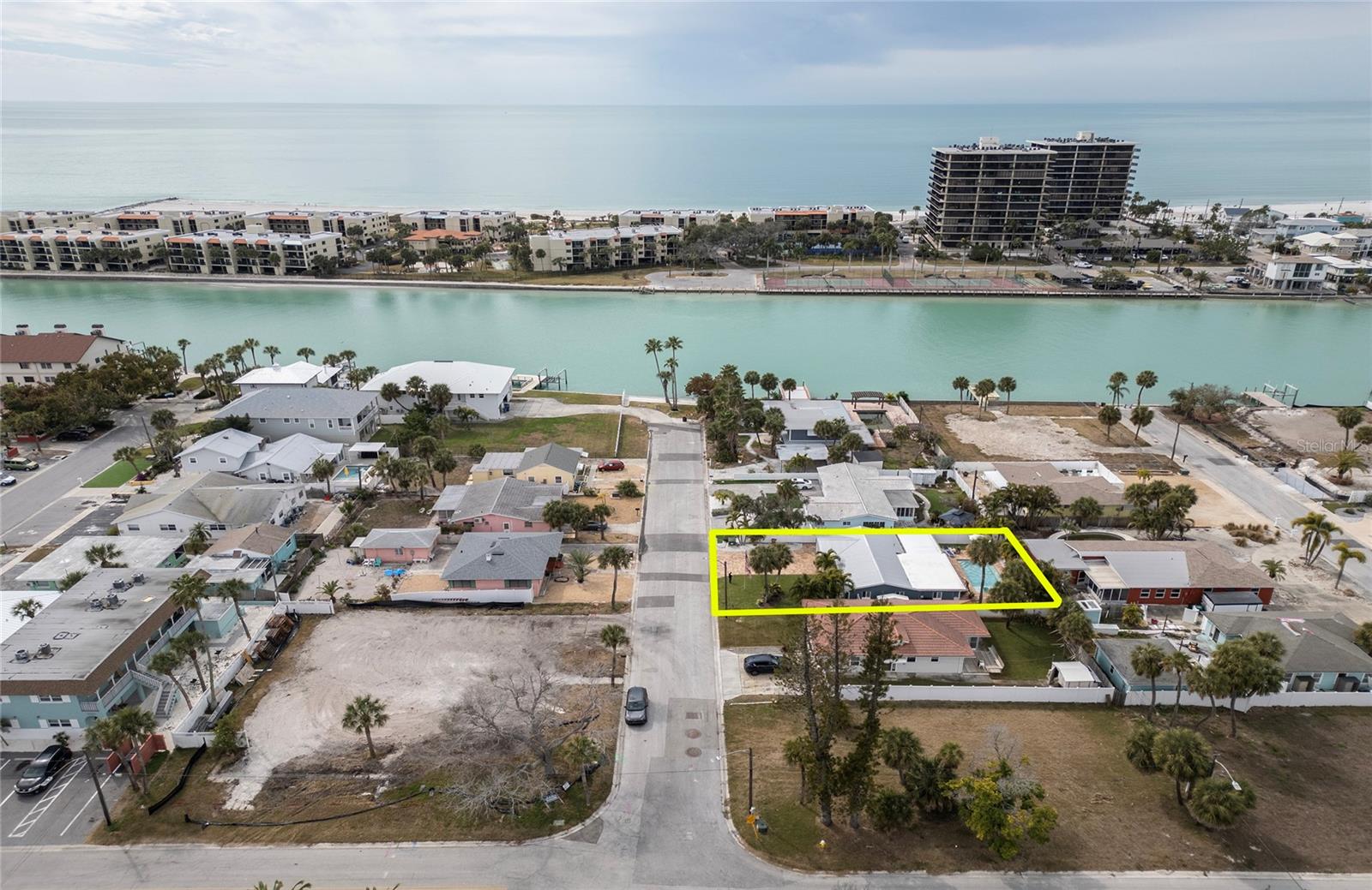 Listing photo id 18 for 621 77th Avenue