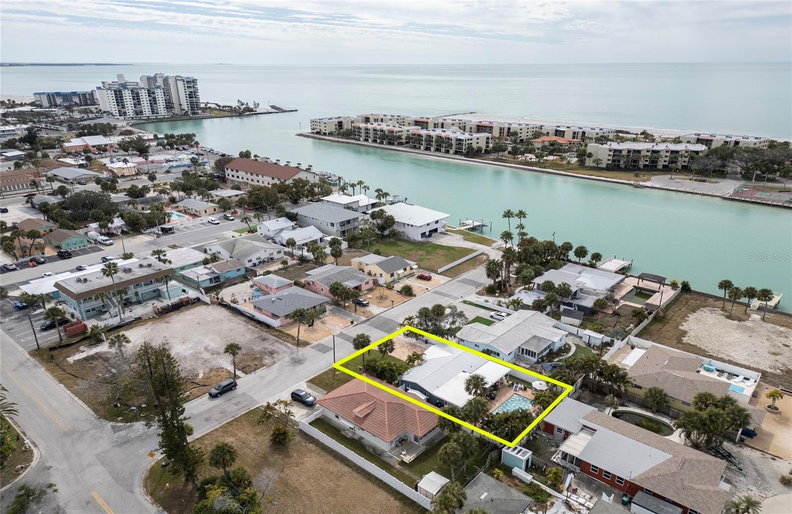 Listing photo id 19 for 621 77th Avenue