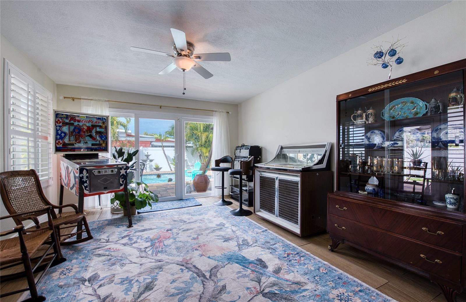 Listing photo id 31 for 621 77th Avenue