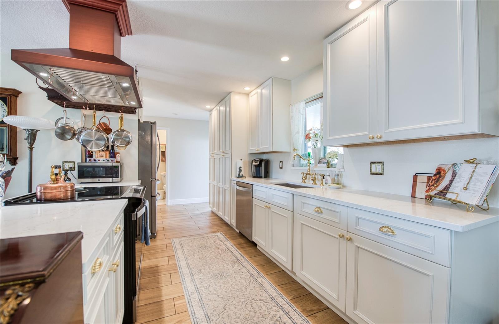 Listing photo id 33 for 621 77th Avenue