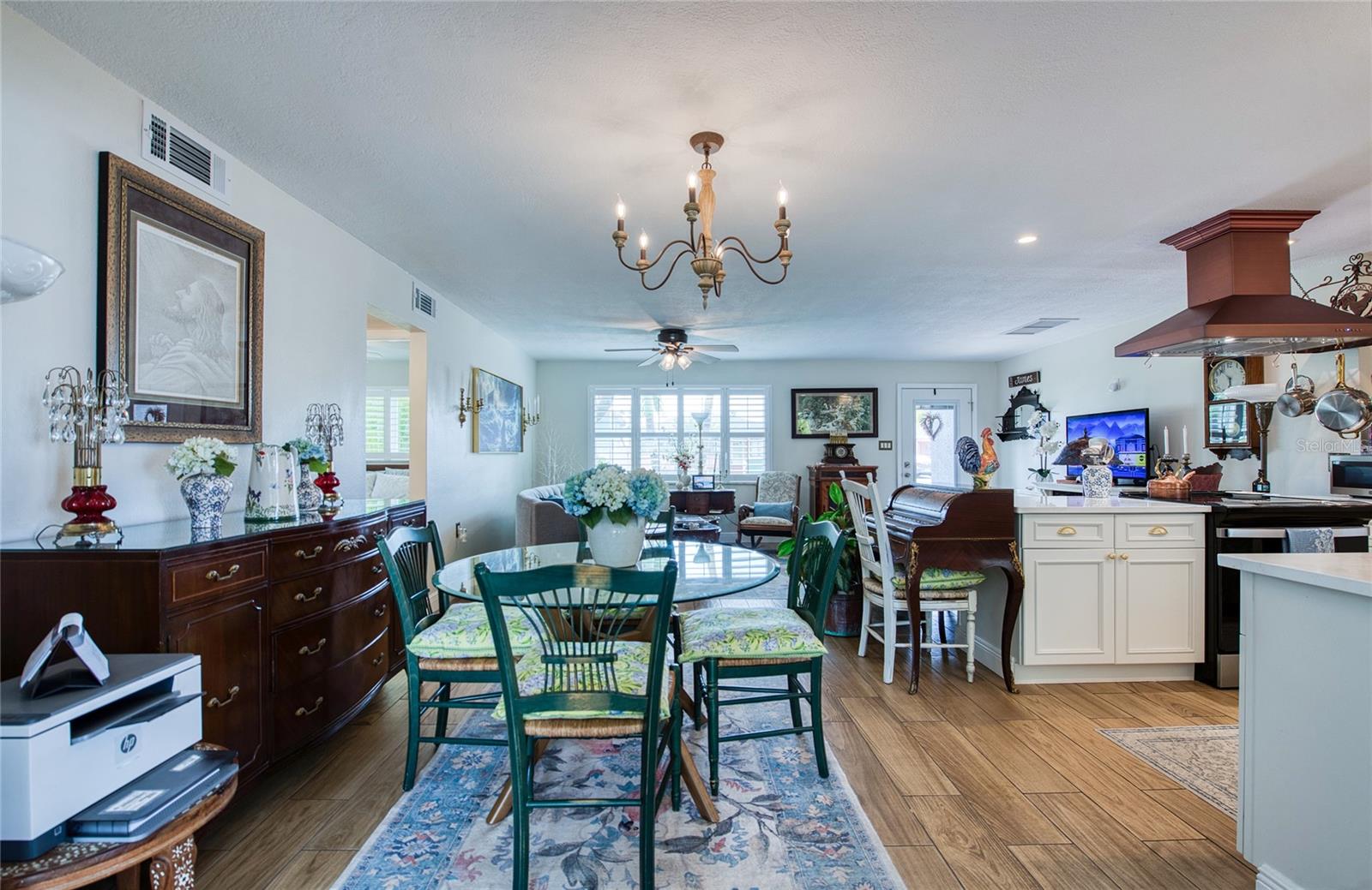 Listing photo id 35 for 621 77th Avenue