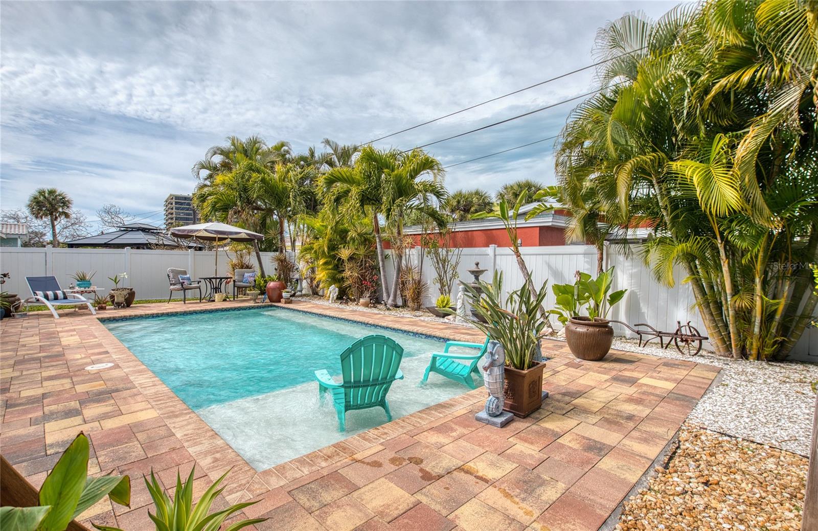 Listing photo id 2 for 621 77th Avenue