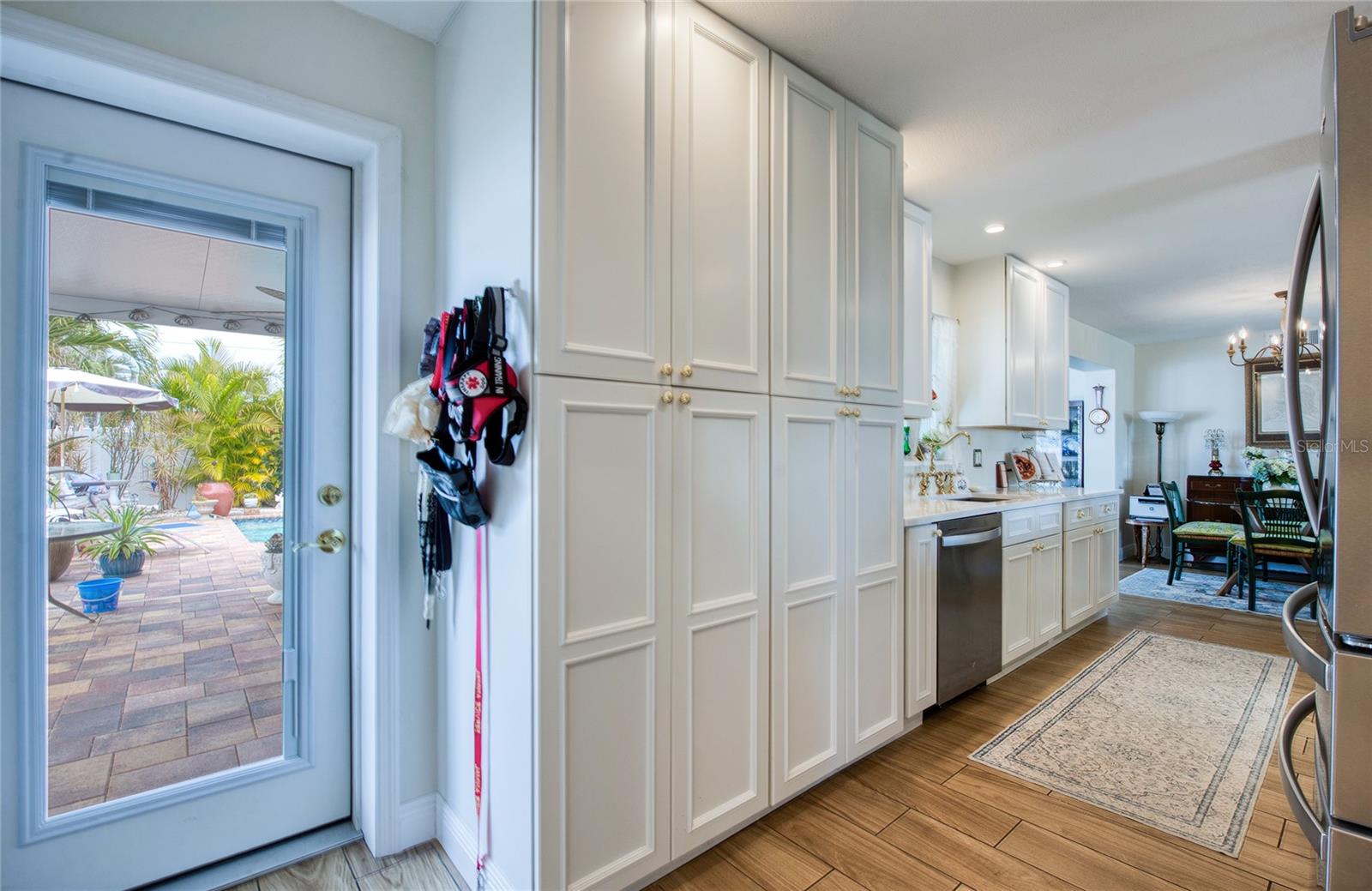 Listing photo id 38 for 621 77th Avenue