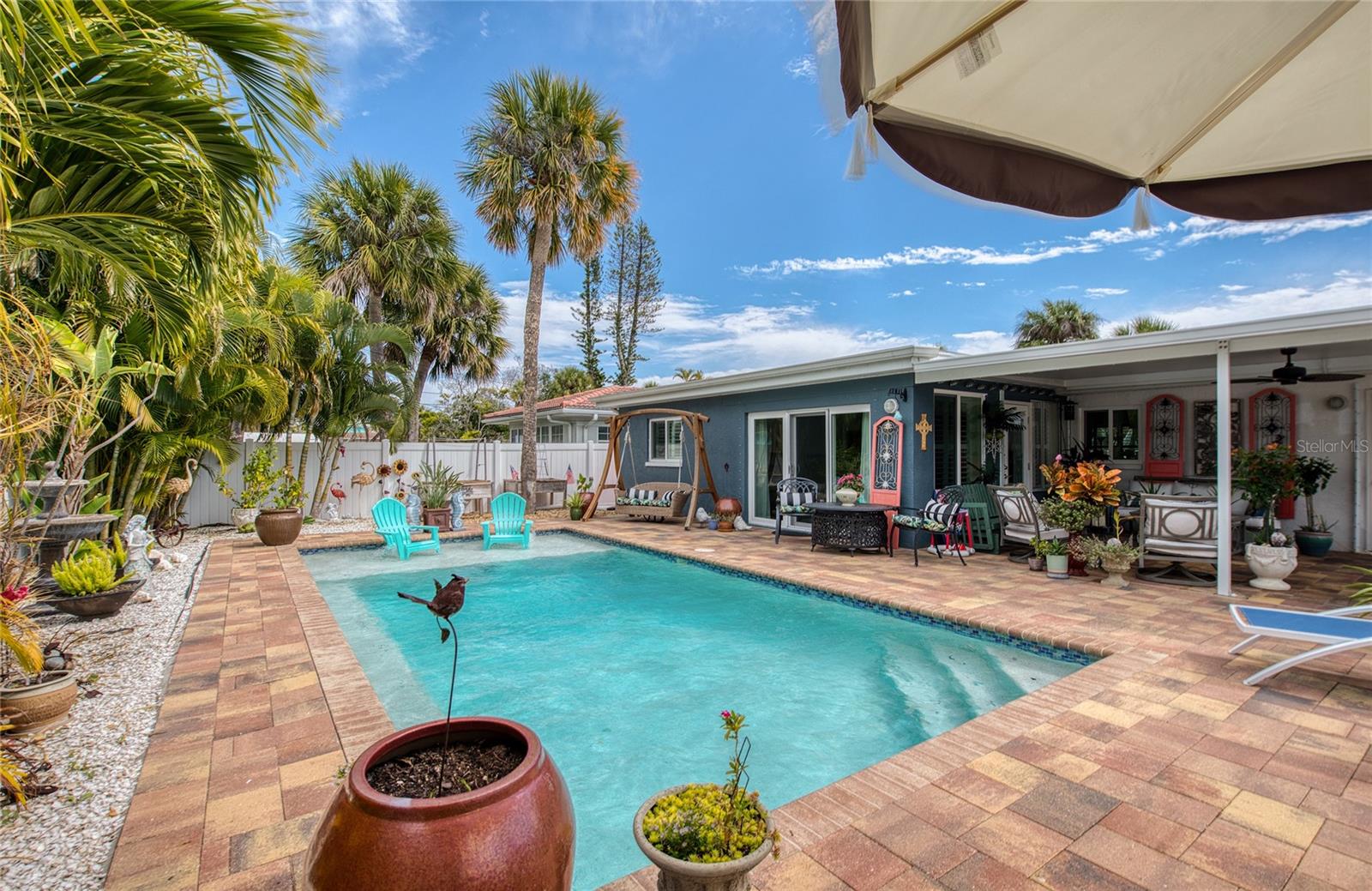 Listing photo id 7 for 621 77th Avenue