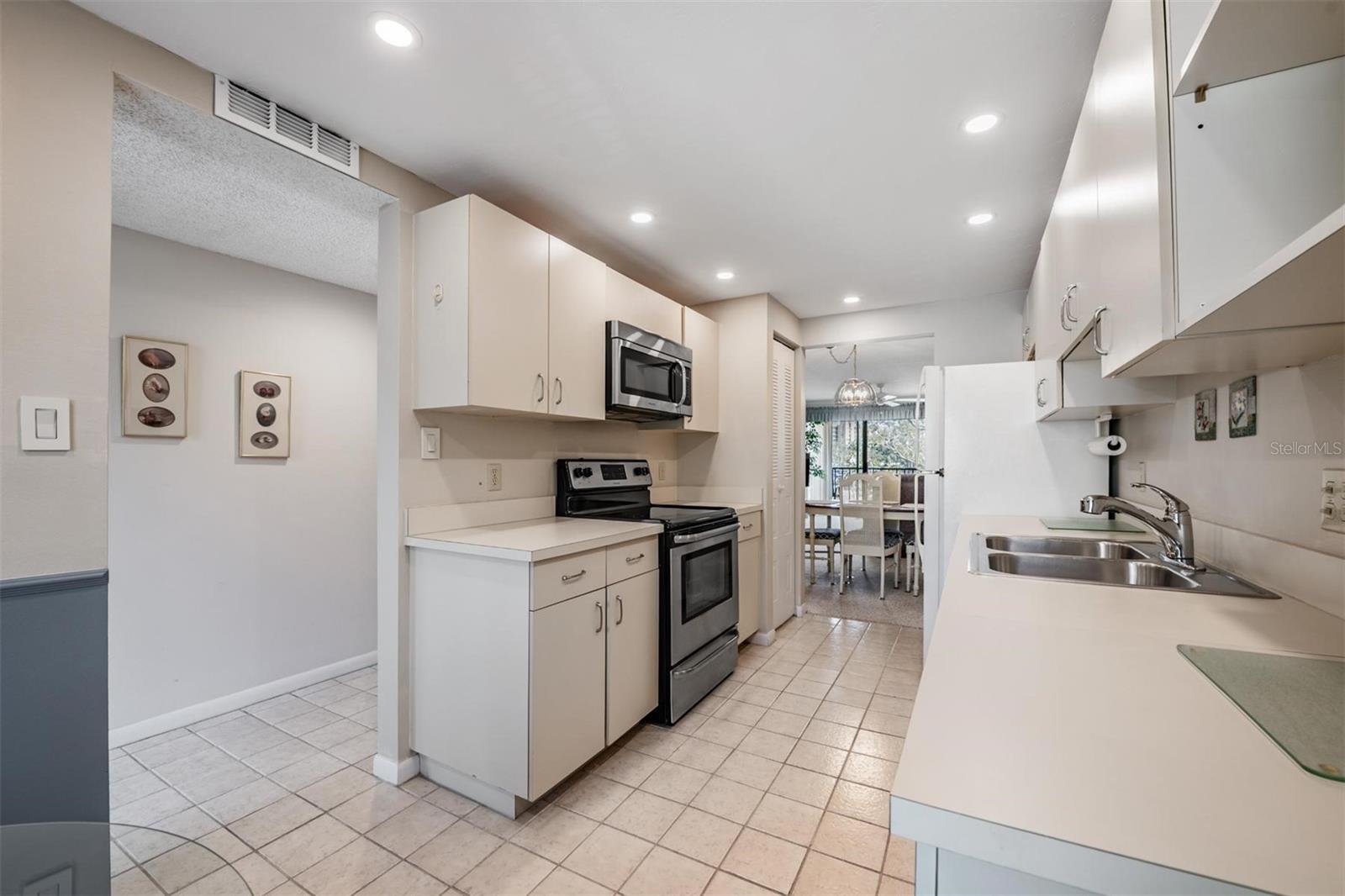 Image 6 of 45 For 3400 Cove Cay Drive 2h