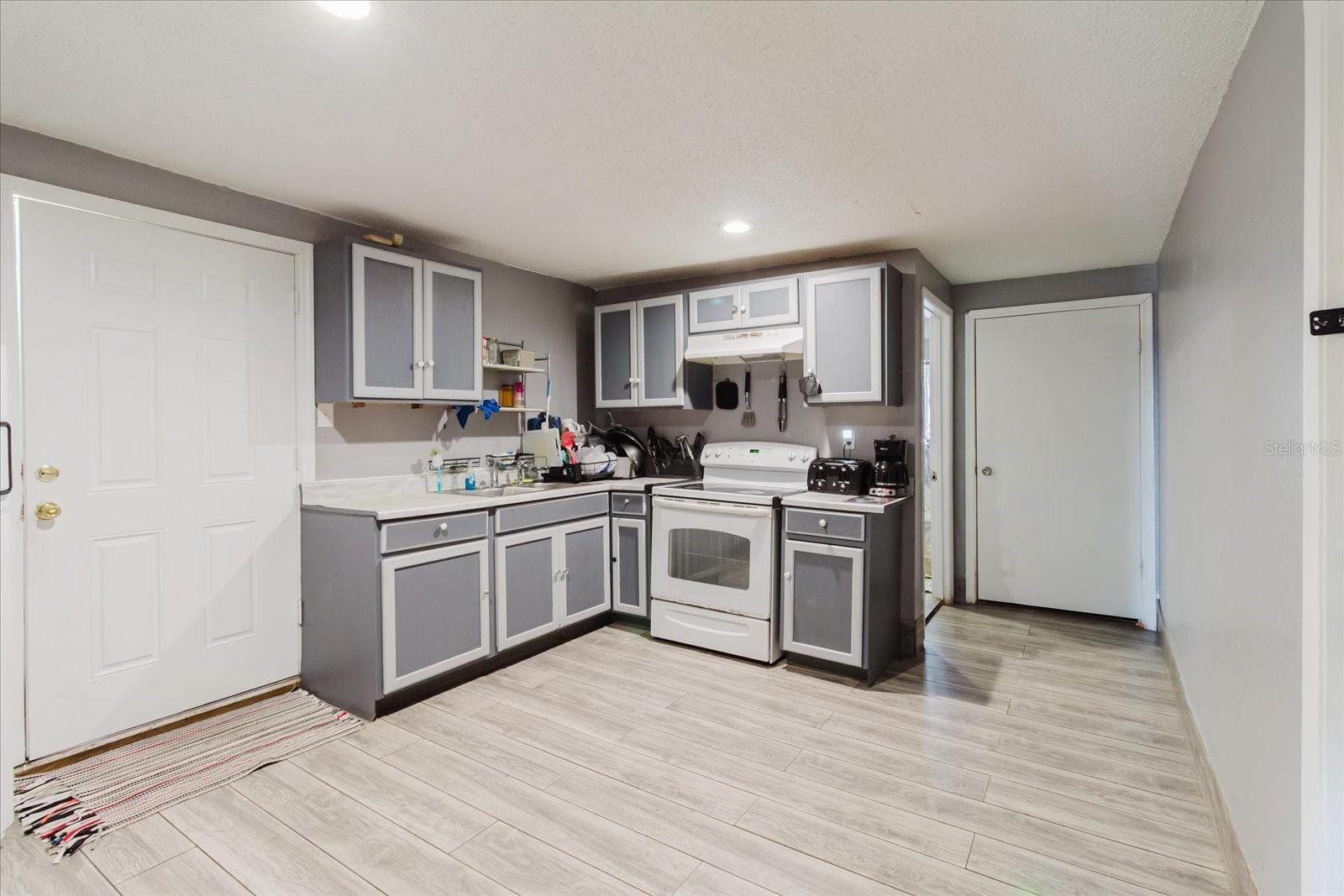 Image 10 of 70 For 2006 Stuart Street