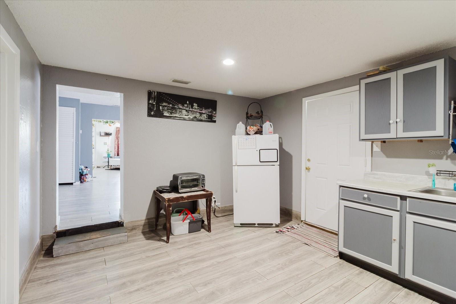 Image 11 of 70 For 2006 Stuart Street