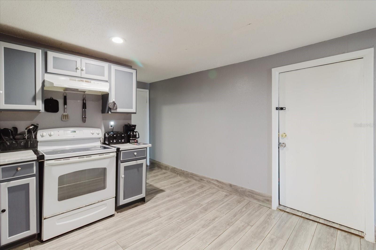 Image 13 of 70 For 2006 Stuart Street