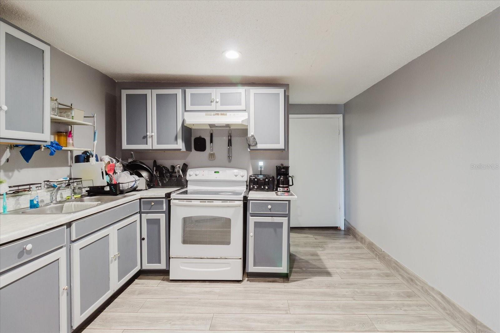 Image 14 of 70 For 2006 Stuart Street