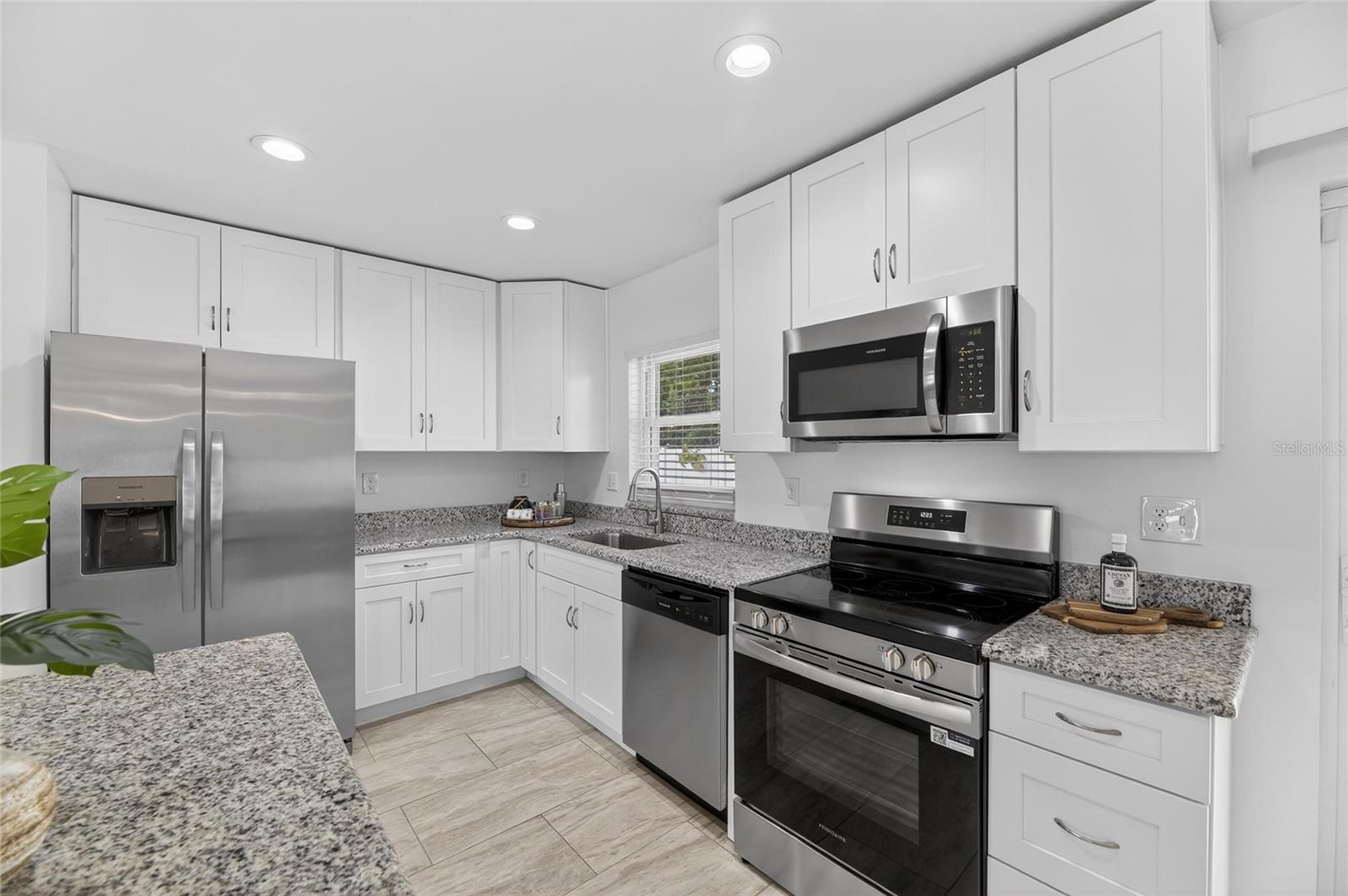 Image 14 of 49 For 8050 Carolyn Street Ne