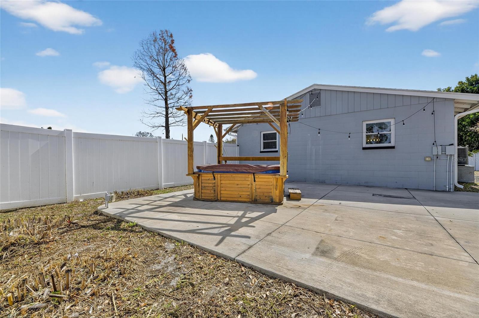 Image 41 of 49 For 8050 Carolyn Street Ne