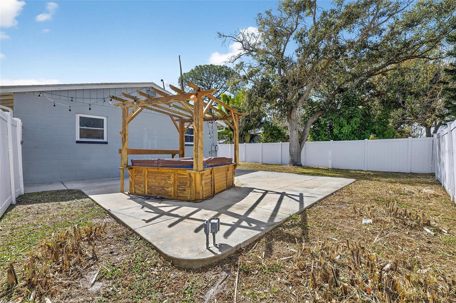 Image 42 of 49 For 8050 Carolyn Street Ne