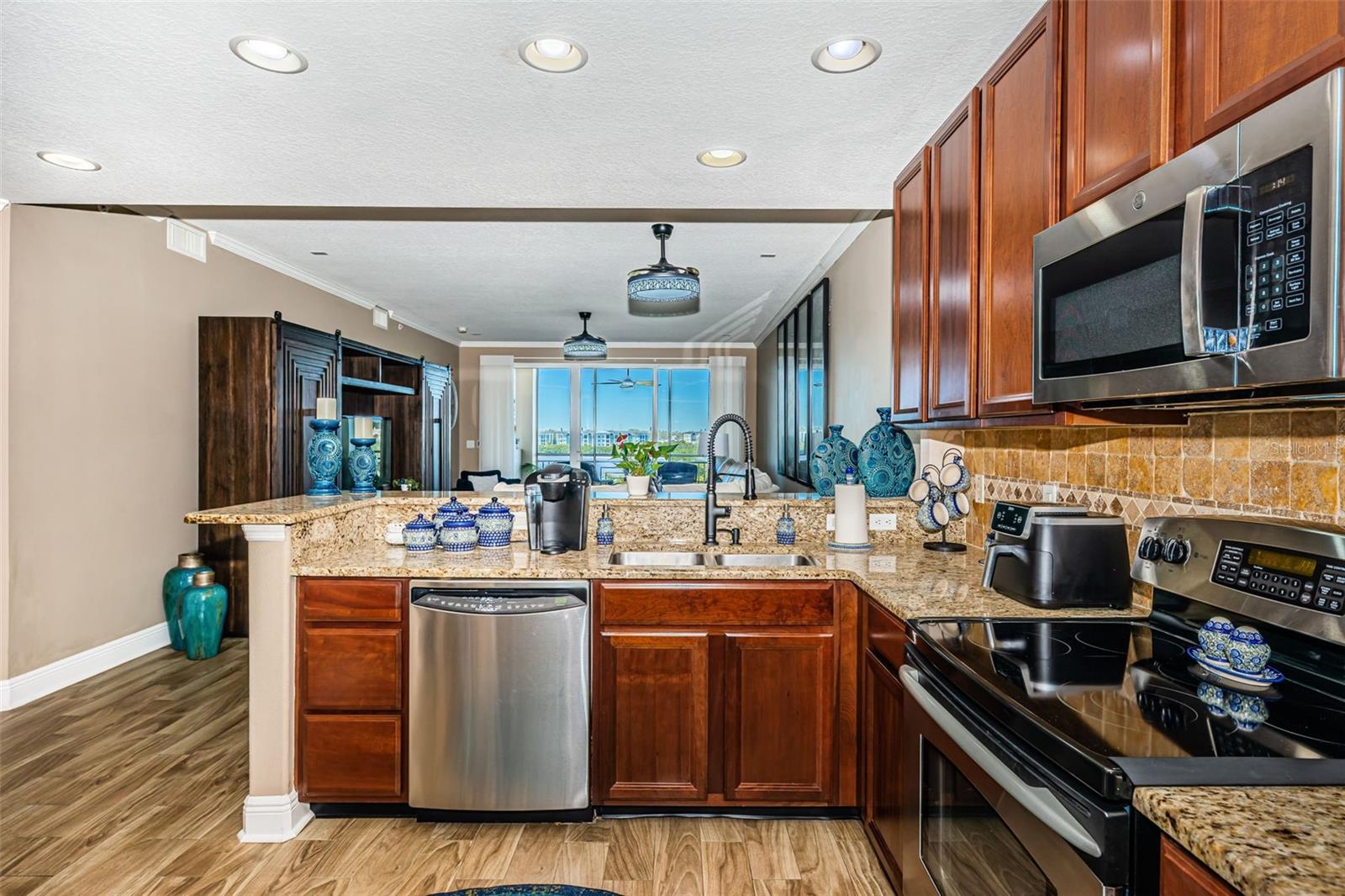 Image 17 of 73 For 7194 Key Haven Road 505