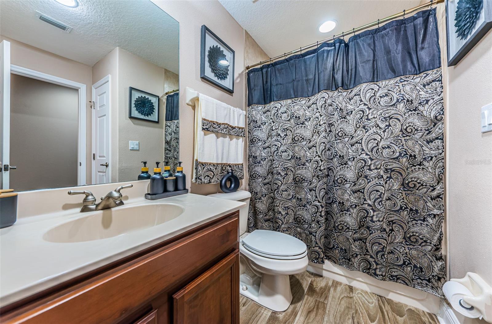 Image 34 of 73 For 7194 Key Haven Road 505