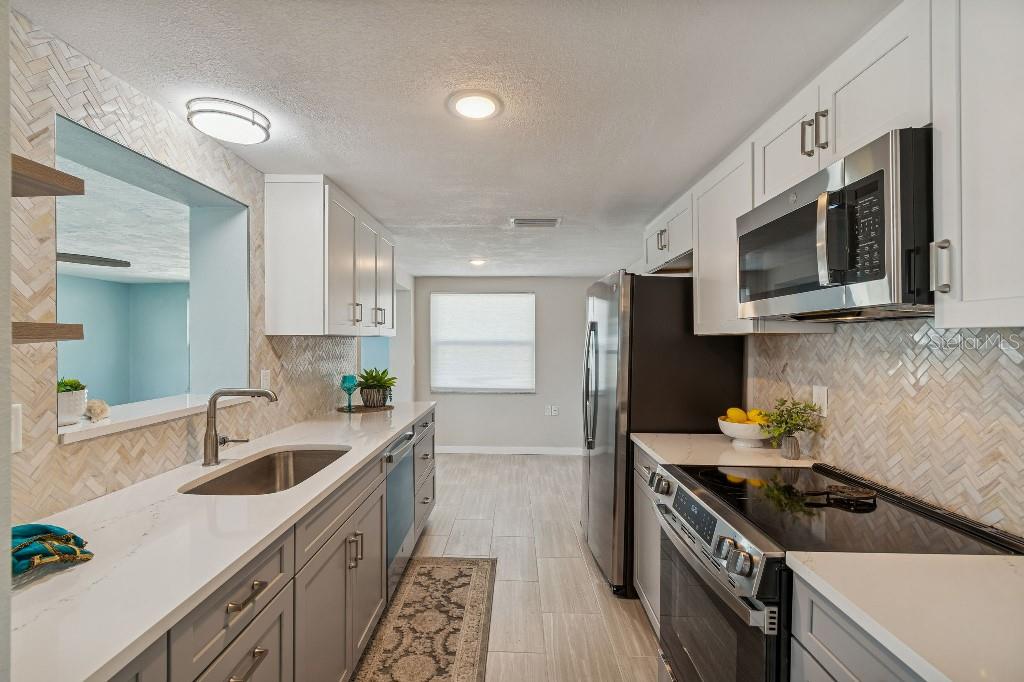 Listing photo id 10 for 1147 Rushmore Drive