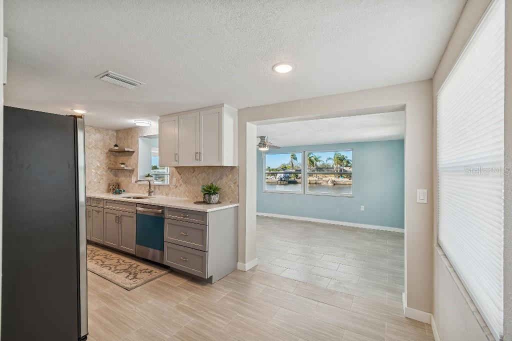 Listing photo id 11 for 1147 Rushmore Drive