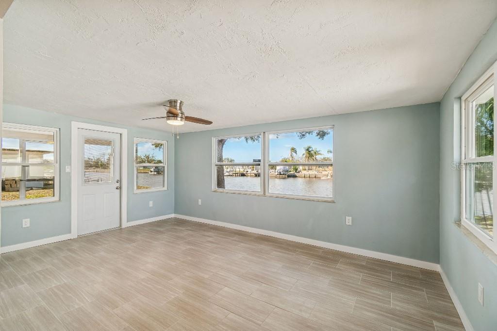 Listing photo id 13 for 1147 Rushmore Drive