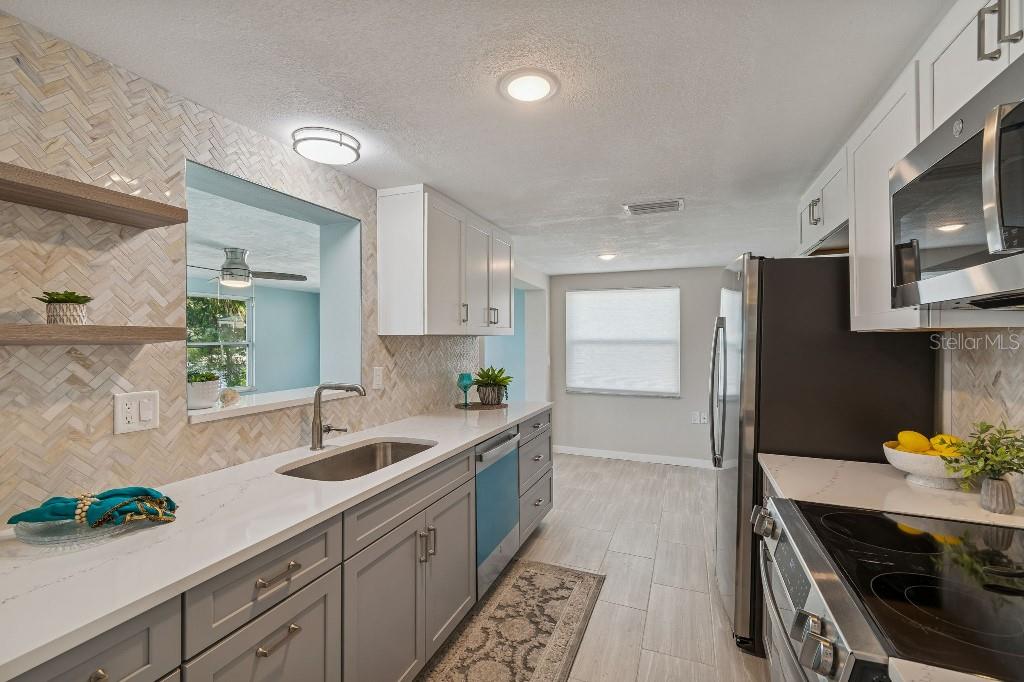 Listing photo id 3 for 1147 Rushmore Drive