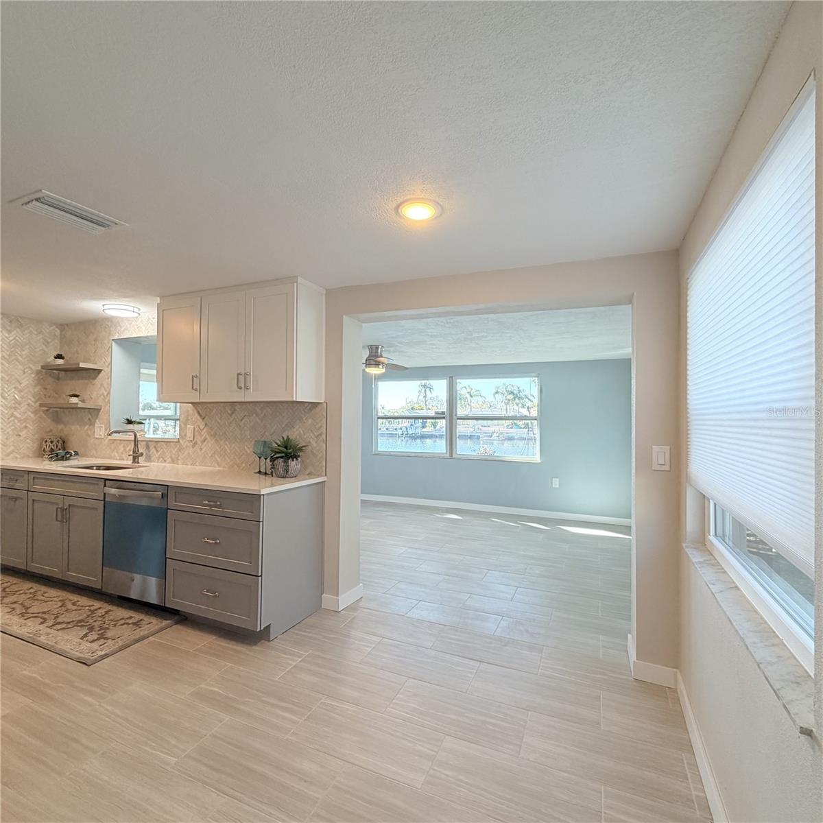 Listing photo id 5 for 1147 Rushmore Drive