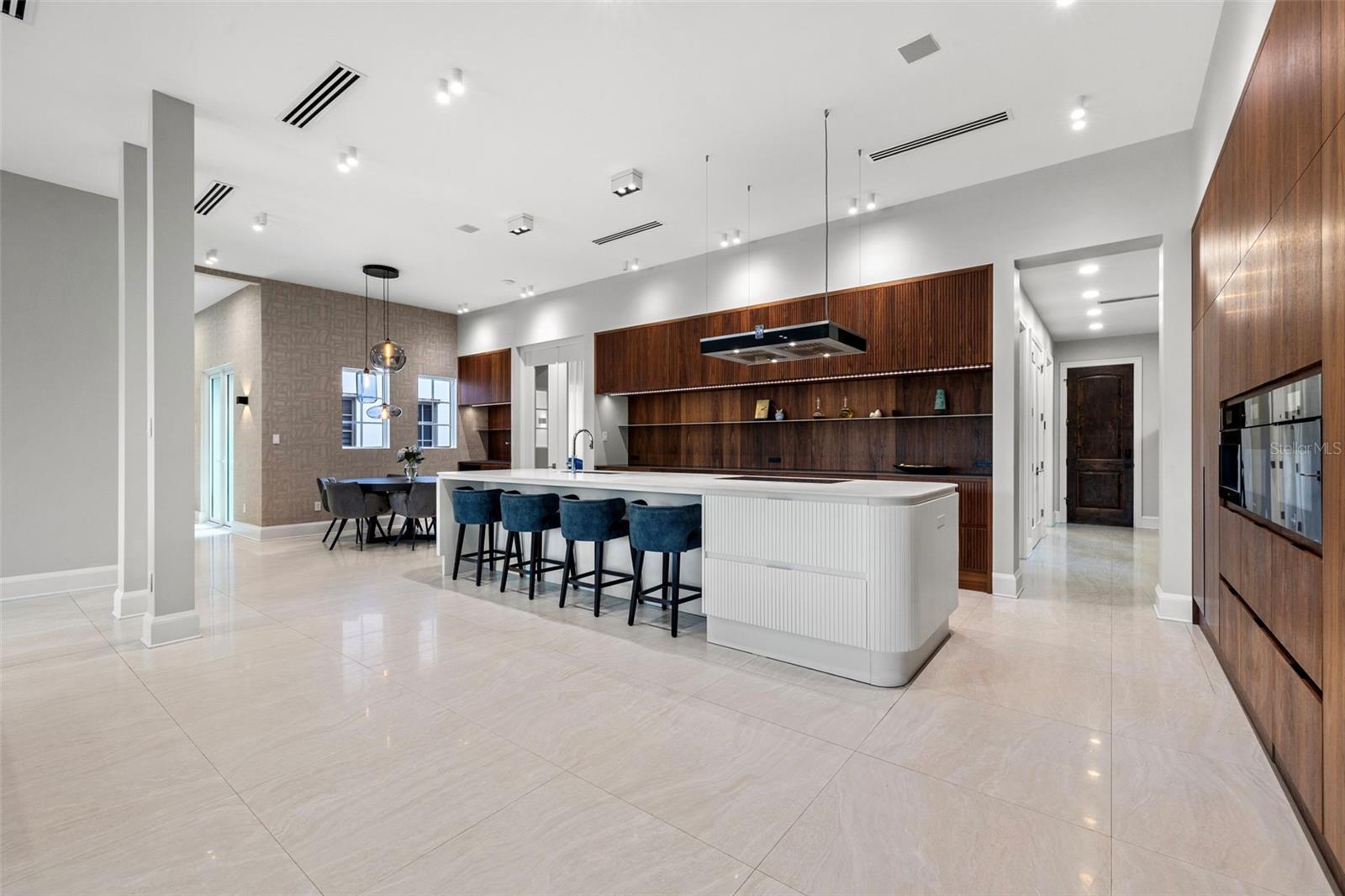 Listing photo id 11 for 851 Brightwaters Boulevard Ne