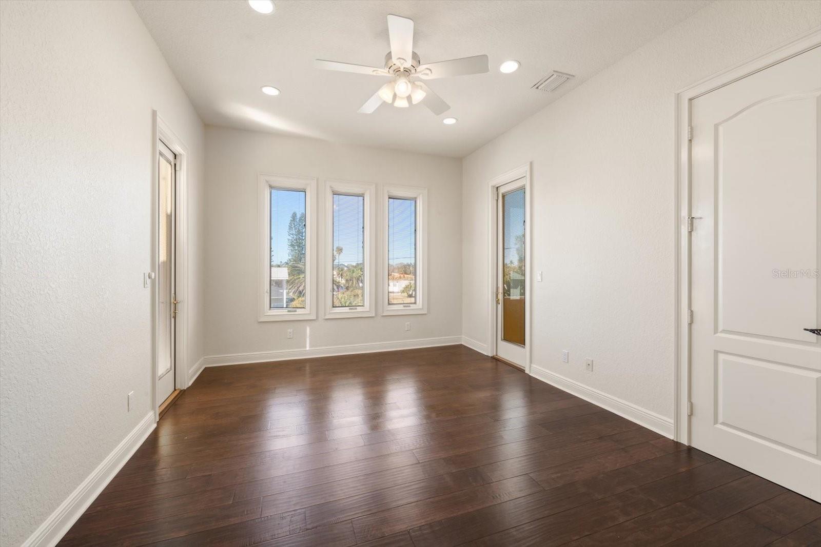 Image 43 of 100 For 903 Harbor Drive