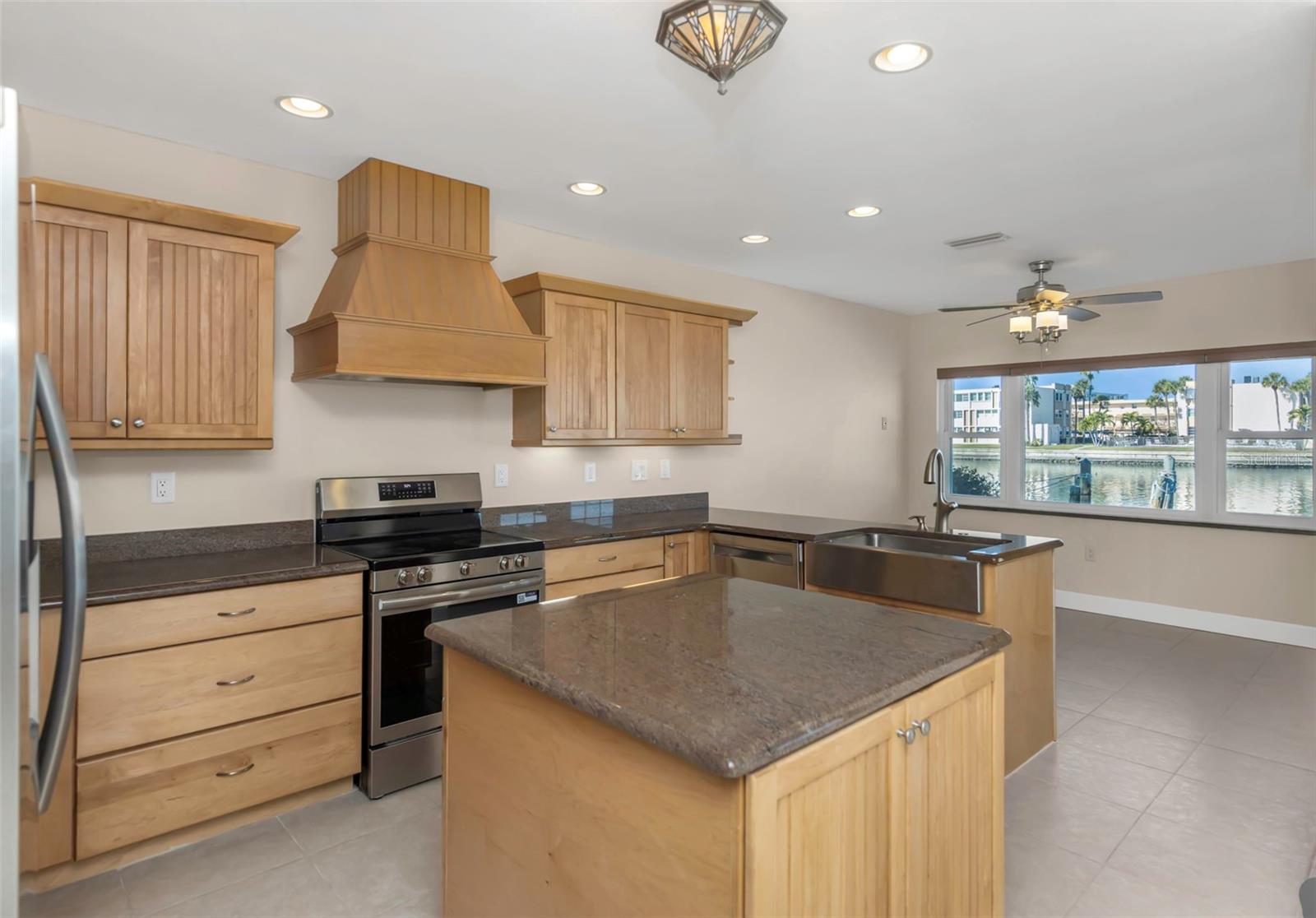 Listing photo id 11 for 1445 Corey Way S