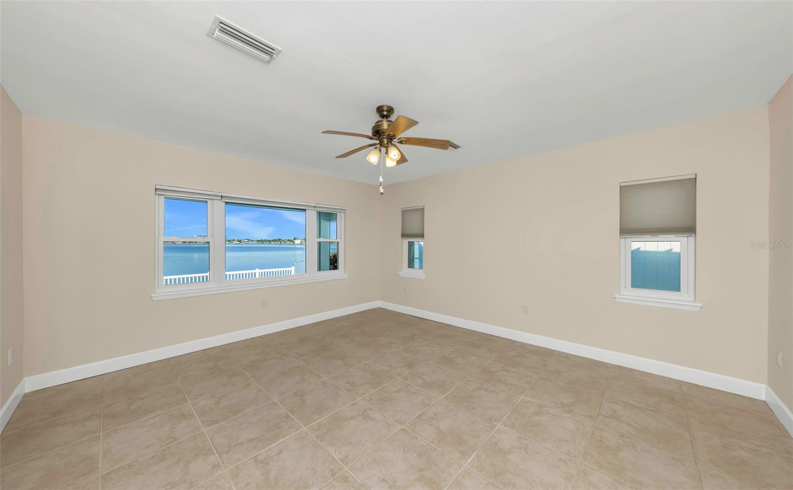 Listing photo id 23 for 1445 Corey Way S