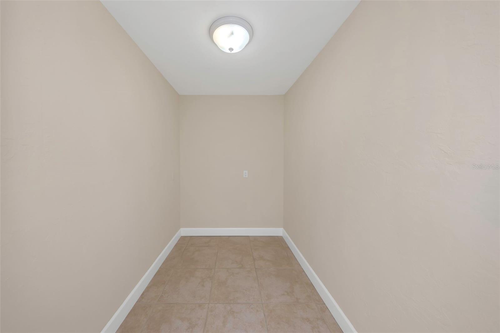 Listing photo id 27 for 1445 Corey Way S