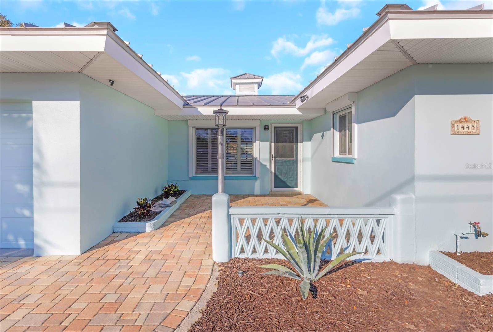 Listing photo id 1 for 1445 Corey Way S