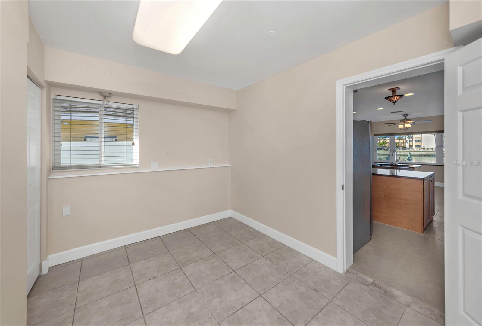 Listing photo id 35 for 1445 Corey Way S