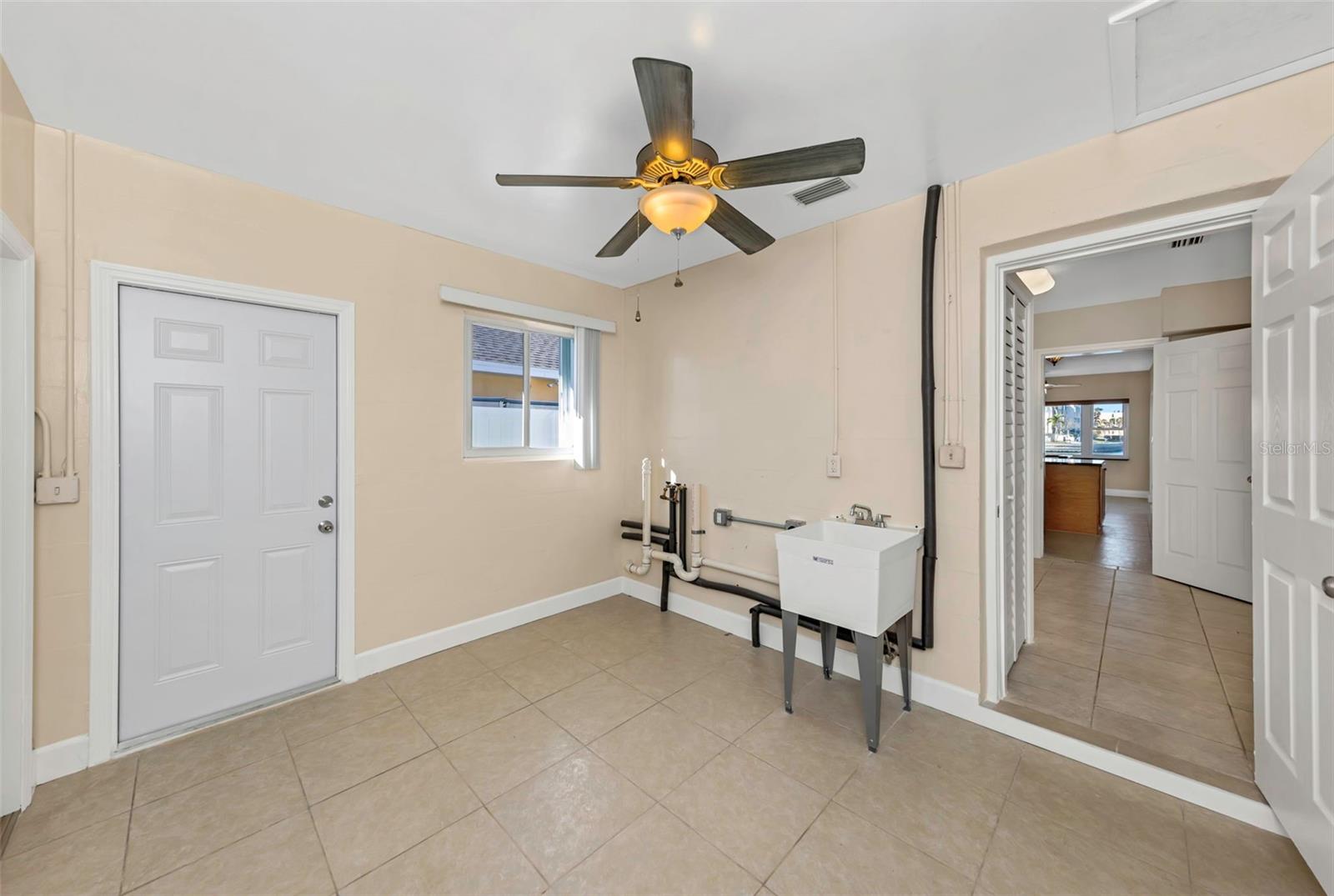 Listing photo id 38 for 1445 Corey Way S