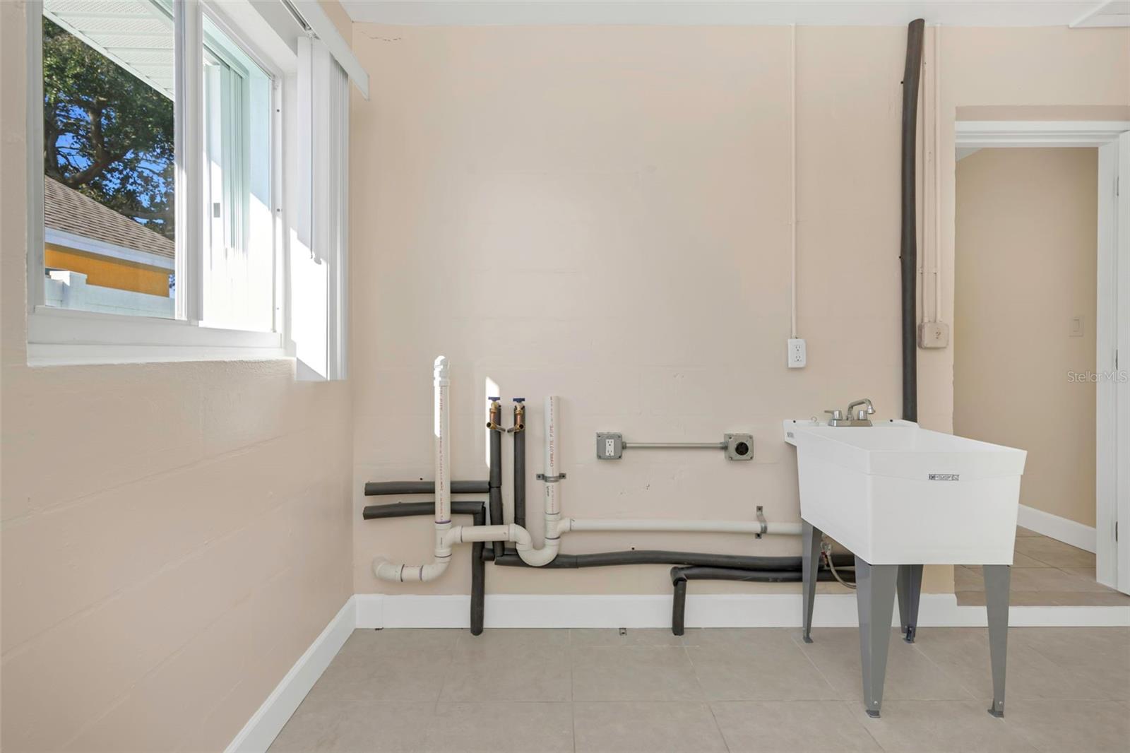 Listing photo id 39 for 1445 Corey Way S