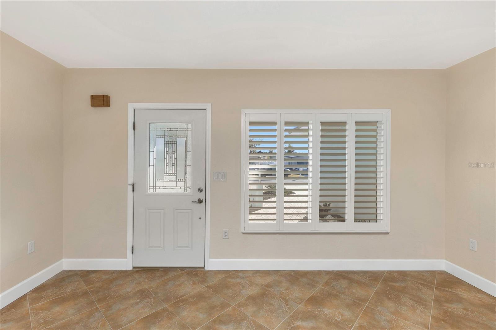 Listing photo id 3 for 1445 Corey Way S