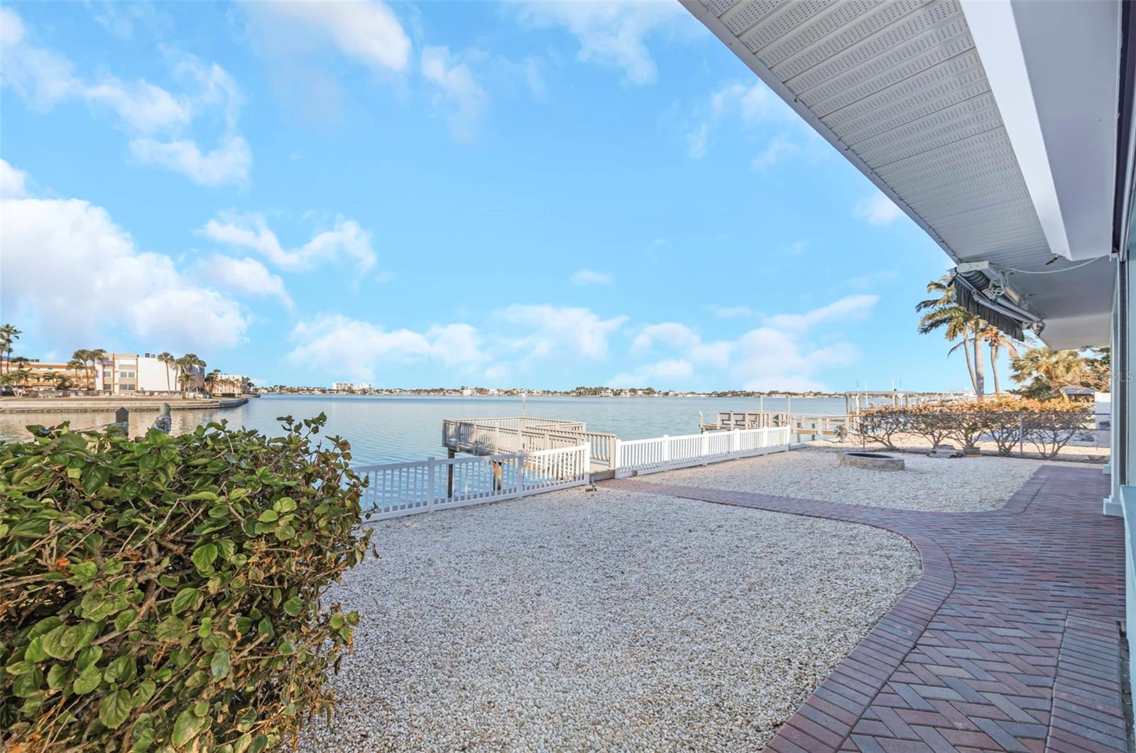 Listing photo id 49 for 1445 Corey Way S