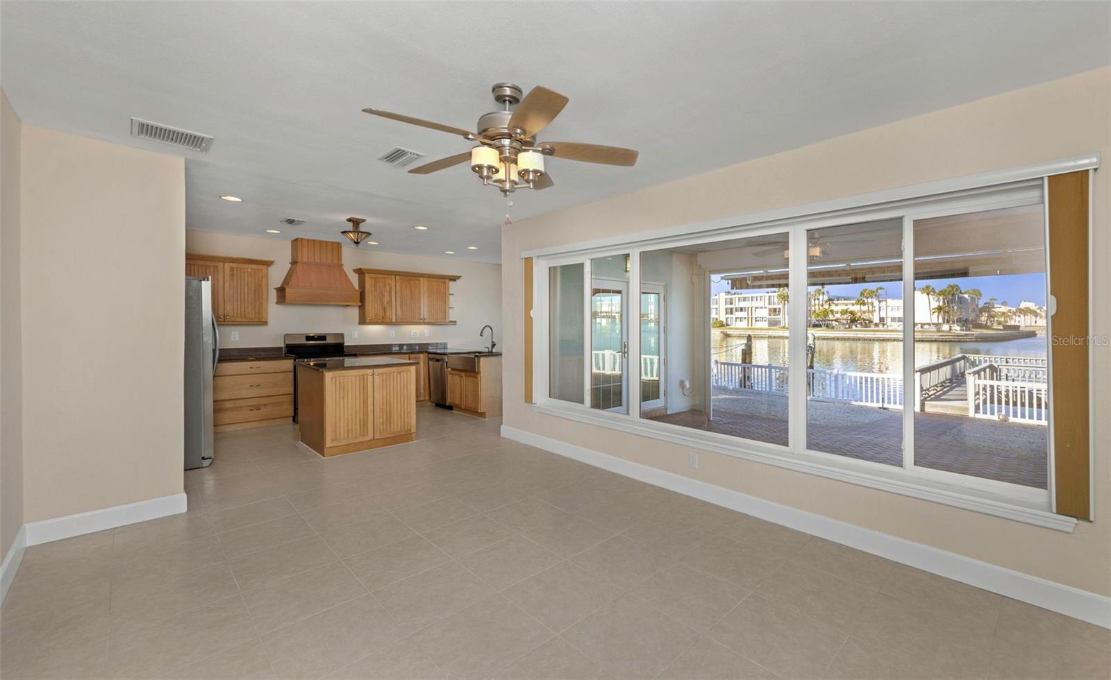 Listing photo id 6 for 1445 Corey Way S