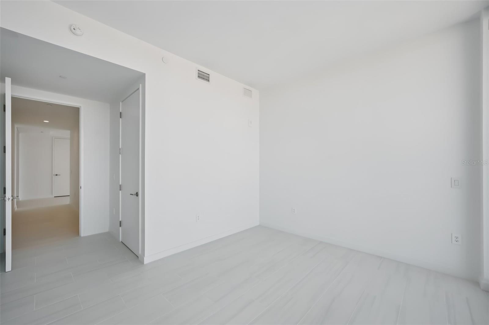 Listing photo id 21 for 400 Central Avenue 1601